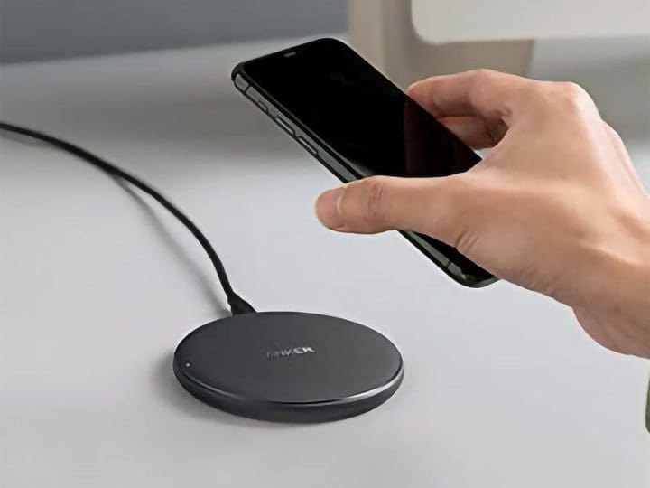 Break out of tangled cables with the Anker 313 Wireless Qi Charger Pad. This sleek and compact charging pad delivers fast and efficient wireless charging for Qi-enabled devices.