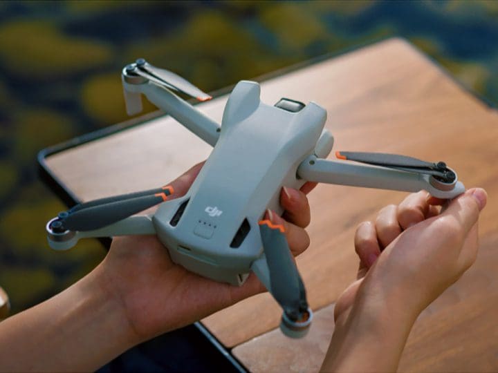 With its lightweight and foldable structure, the DJI Mini 3 Foldable Lightweight Drone is incredibly portable and easy to carry on any adventure.